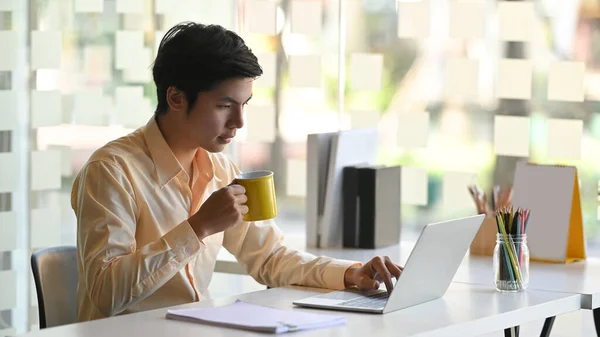Uomo Affari Possesso Una Tazza Caffè Guardando Computer Portatile Quando — Foto Stock