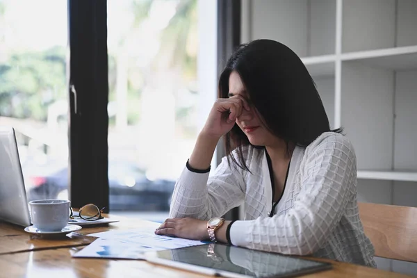 Επιχειρηματίας Κάθεται Στο Χώρο Εργασίας Της Και Αισθάνεται Κουρασμένος Που — Φωτογραφία Αρχείου