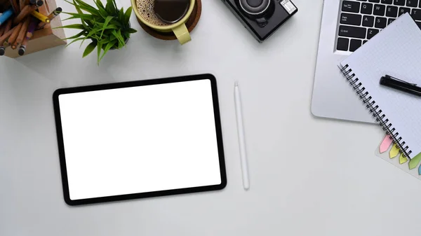 Vista Superior Mesa Escritório Branco Com Tablet Digital Laptop Material — Fotografia de Stock