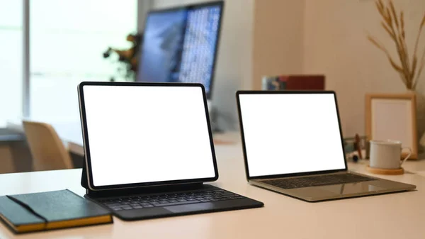 Skonfiguruj Laptopa Tablet Białym Biurku Biały Wyświetlacz Promocji Projektowania Stron — Zdjęcie stockowe