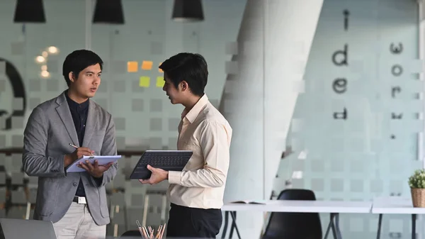 Foto Homem Negócios Inteligente Seu Colega Juntos Conversando Brainstorming Sobre — Fotografia de Stock