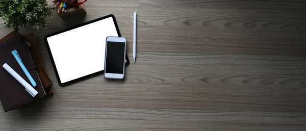 Górny Widok Komfortowego Miejsca Pracy Smartfonem Tabletem Cyfrowym Notebookiem Drewnianym — Zdjęcie stockowe