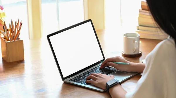 Imagem Recortada Jovem Mulher Bonita Trabalhando Como Escritor Digitando Laptop — Fotografia de Stock