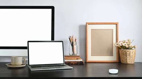 Lugar Trabajo Ordenado Con Ordenador Portátil Accesorios Que Unen —  Fotos de Stock