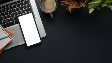 Akıllı telefonu boş ekran, bilgisayar, kahve fincanı ve siyah deri üzerine kopyala.