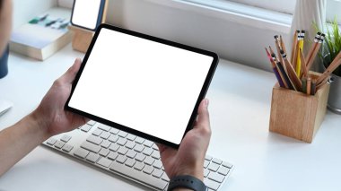 Dijital tablet sörf interneti kullanan genç adamın görüntüsünü kapat.
