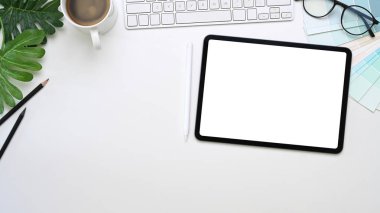 Sayısal tablet, kahve fincanı, renk örneği ve beyaz arkaplanda kopyalama alanı olan grafik tasarımcı işyeri üst görünümü.