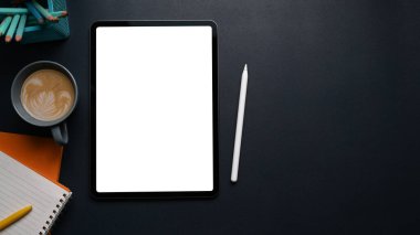 Dijital tableti boş ekran, kahve fincanı, stilus kalem, defter ve siyah deri üzerine kopyala.