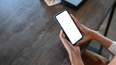 Kırpılmış genç kadın elleri beyaz ekran ile akıllı telefon tutuyor..