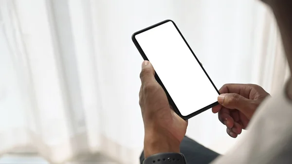 Feche Homem Segurando Telefone Celular Com Tela Branca Enquanto Está — Fotografia de Stock