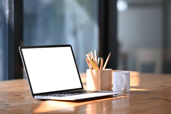 Boş Ekran Kahve Fincanı Tahta Masadaki Kalemlerle Dizüstü Bilgisayarın Görüntüsünü — Stok fotoğraf