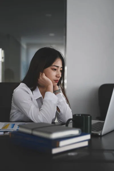 Porträtt Fokuserad Ung Affärskvinna Tittar Skärmen Datorn Laptop Och Känner — Stockfoto