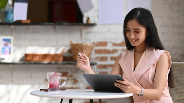 Empresária Alegre Planing Trabalho Com Tablet Digital Enquanto Sentado Café — Fotografia de Stock