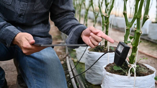 Tiro Cortado Agrônomo Usando Tablet Digital Medidor Solo Verificar Valor — Fotografia de Stock