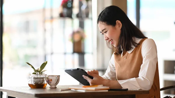 Visão Lateral Jovem Mulher Asiática Trabalhando Com Tablet Digital Sorrindo — Fotografia de Stock