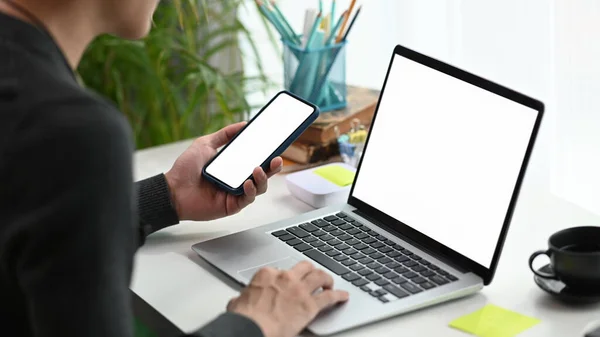 Junger Mann Arbeitet Computer Laptop Und Nutzt Smartphone Suchinformationen — Stockfoto