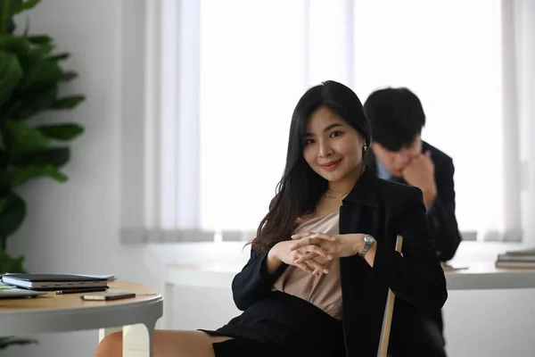 Ελκυστική Επιχειρηματίας Κάθεται Συνάδελφο Στο Σύγχρονο Γραφείο Και Χαμογελώντας Στην — Φωτογραφία Αρχείου