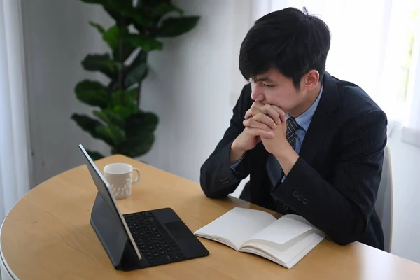 Uomo Affari Serio Guardando Tablet Computer Mentre Seduto Suo Posto — Foto Stock