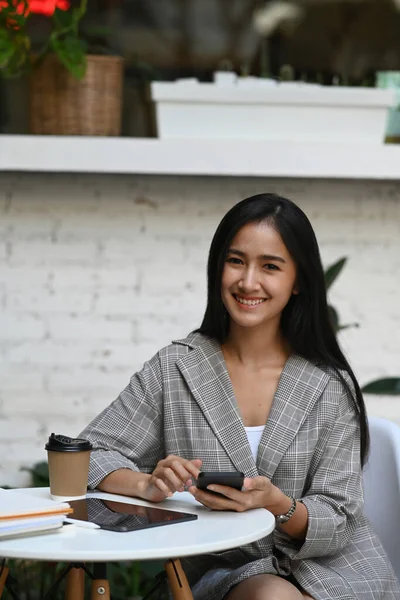 Attractive Businesswoman Holding Smart Phone Smiling Camera While Sitting Cafe — Stock Photo, Image