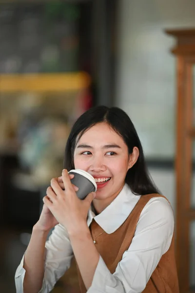 Πορτρέτο Της Χαρούμενης Νεαρής Γυναίκας Κρατώντας Ένα Φλιτζάνι Καφέ Και — Φωτογραφία Αρχείου