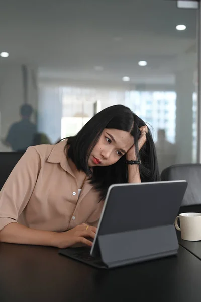 Joven Empresaria Sentada Con Tableta Computadora Escritorio Oficina Sufriendo Estrés —  Fotos de Stock