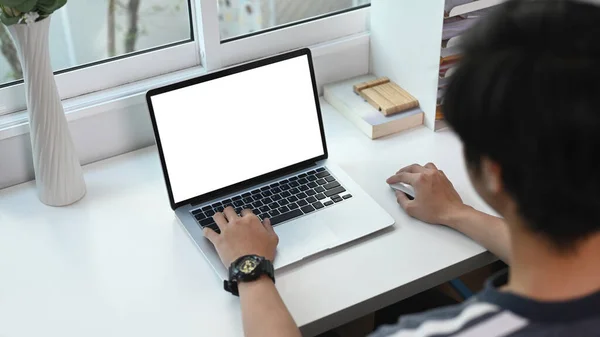 自宅でコンピュータのラップトップブラウジングサーフィンインターネットを使用している若いアジア人男性 — ストック写真
