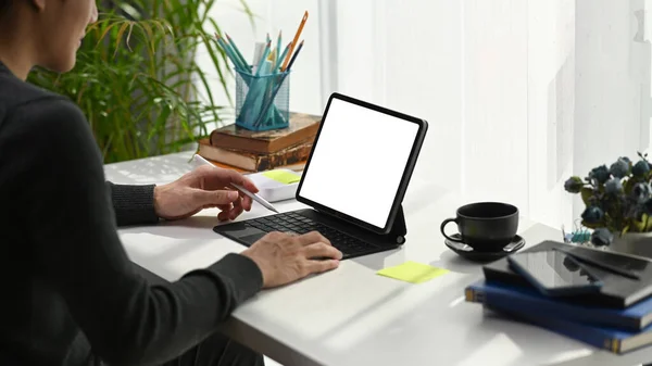 Junger Freiberufler Hält Stift Der Hand Und Arbeitet Computer Tablet — Stockfoto