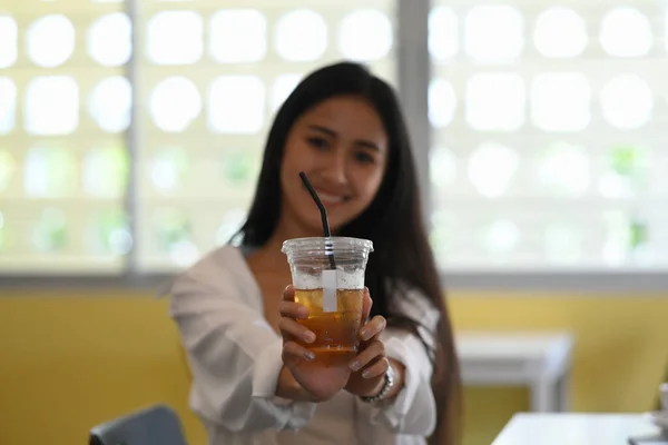 Neşeli Genç Kadın Elinde Plastik Bardak Buzlu Kahve Tutuyor Kameraya — Stok fotoğraf