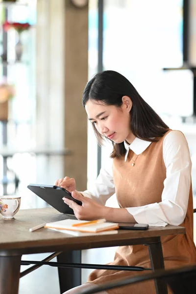 Retrato Jovem Empresária Usando Tablet Digital Enquanto Senta Café Moderno — Fotografia de Stock