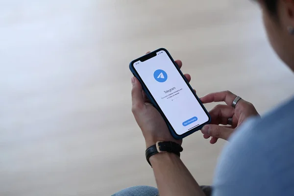Человек Держащий Смартфон Экраном Запуска Телеграммы — стоковое фото