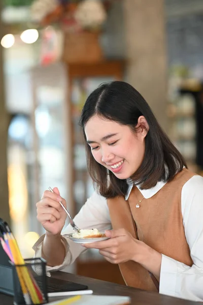 Πορτρέτο Της Νεαρής Γυναίκας Τρώει Επιδόρπιο Ενώ Κάθεται Στο Καφέ — Φωτογραφία Αρχείου