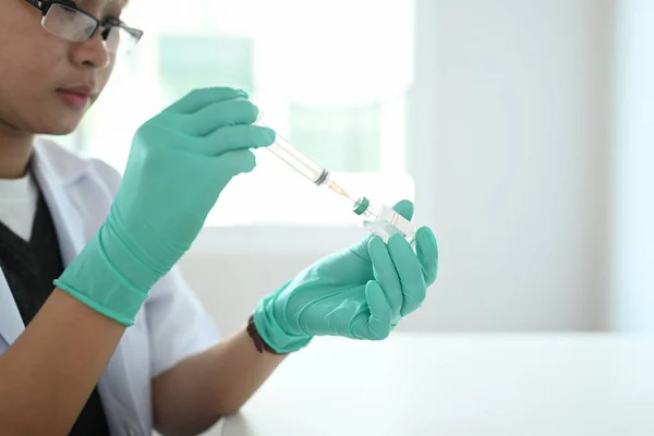 Mujer Joven Médico Científico Que Sostiene Jeringa Para Inyección Vacuna — Foto de Stock