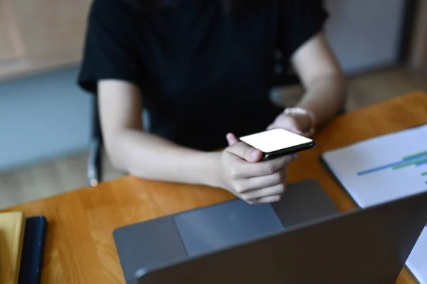 Cropped Shot Businesswoman Using Smart Phone Searching Information Working Laptop — Stock Photo, Image