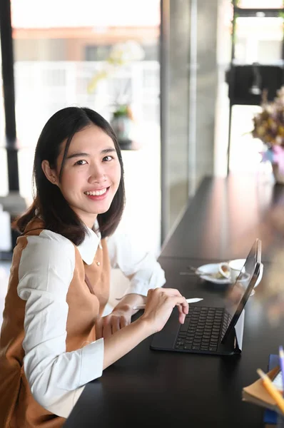 Retrato Jovem Asiático Mulher Sentado Café Com Computador Tablet Sorrindo — Fotografia de Stock