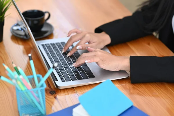 Händer Affärskvinna Skriva Tangentbordet Datorn Laptop Vid Trä Kontor Skrivbord — Stockfoto