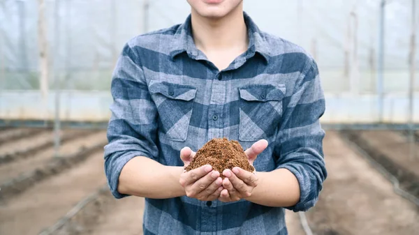 Jonge Mannelijke Landbouwkundige Die Bodem Houdt Kwaliteit Van Het Vruchtbare — Stockfoto