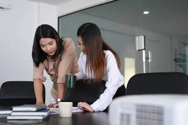 Δύο Γυναίκες Επιχειρηματίες Που Συμβουλεύουν Συζητούν Επαγγελματικά Δεδομένα Στο Γραφείο — Φωτογραφία Αρχείου