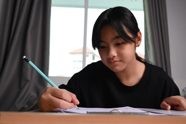 Ασιατικό Κορίτσι Παιδιά Κάνει Την Εργασία Στο Ξύλινο Γραφείο Στο — Φωτογραφία Αρχείου