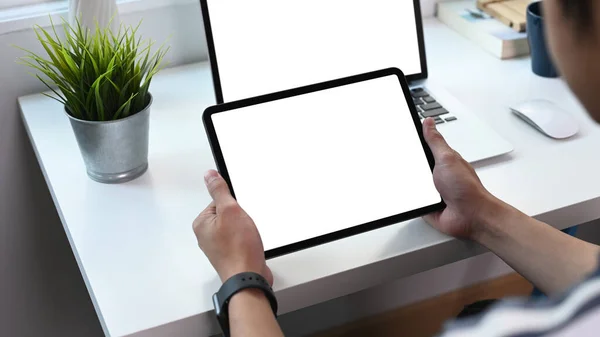 Schnappschuss Eines Jungen Mannes Der Ein Digitales Tablet Mit Weißem — Stockfoto