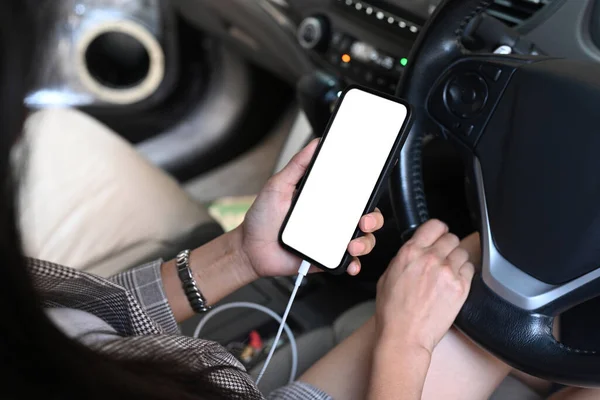 Close Widok Młodej Kobiety Smsy Smartfonie Podczas Jazdy Samochodem — Zdjęcie stockowe