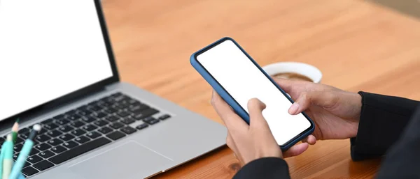 Foto Horizontal Una Mujer Negocios Sosteniendo Teléfono Inteligente Con Pantalla —  Fotos de Stock