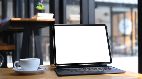 Computer Tablet Attrappe Mit Leerem Bildschirm Und Kaffeetasse Auf Holztisch — Stockfoto