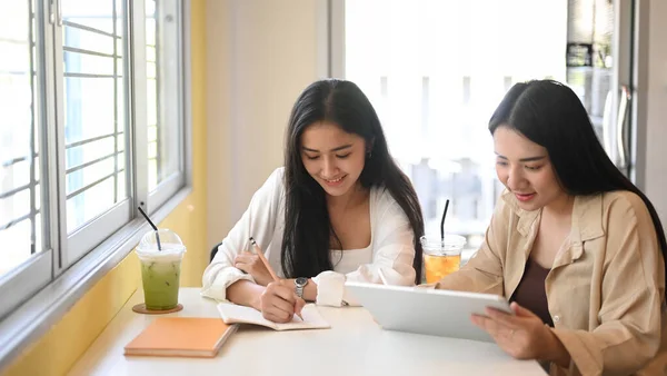 Twee Jonge Vrouw Met Behulp Van Digitale Tablet Bespreken Hun — Stockfoto