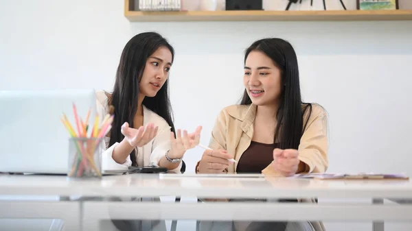 Duas Jovens Colegas Discutindo Pontos Trabalho Escritório Moderno — Fotografia de Stock