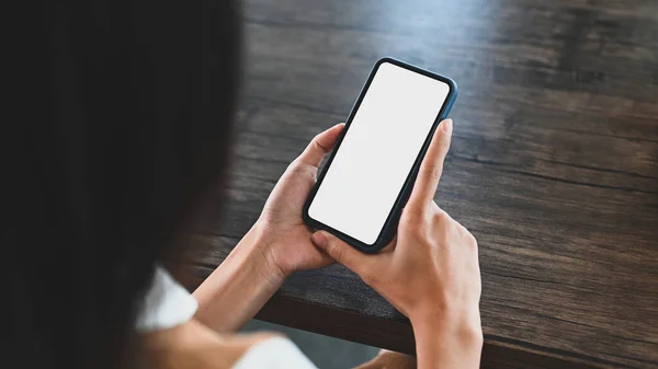 Vista Vicino Della Giovane Femmina Che Tiene Modello Smart Phone — Foto Stock