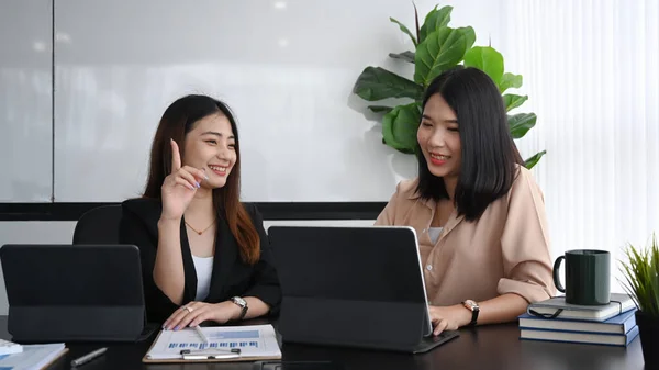 Two Young Businesswomen Working Computer Tablet Discussing Project Office — Stock Photo, Image