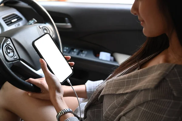 Przycięty Strzał Młodej Azjatki Pomocą Smartfona Pustym Ekranem Podczas Jazdy — Zdjęcie stockowe