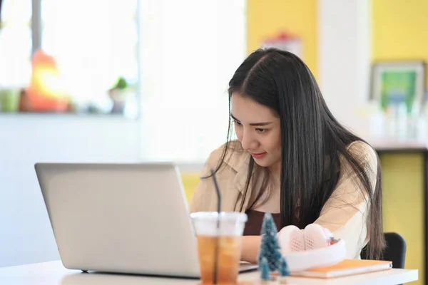 Genç Bayan Serbest Çalışan Işyerinde Oturuyor Bilgisayar Laptopu Üzerinde Çalışıyor — Stok fotoğraf