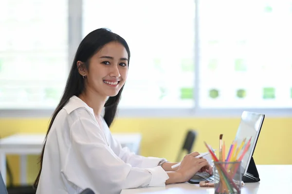 Νεαρή Γυναίκα Σχεδιαστής Που Εργάζονται Tablet Υπολογιστή Και Χαμογελώντας Στην — Φωτογραφία Αρχείου