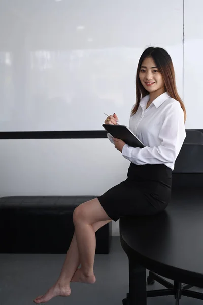 Portrait Confident Young Woman Office Worker Holding Folder Sitting Table — Stock Photo, Image